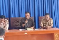 Kepala Kantor Kemenag Sikka Herman Yoseph Reda Lete memimpin pertemuan terkait kisruh Aliran Gisi, Jumat (19/3) di Aula Kantor Kecamatan Palue (foto: istimewa)