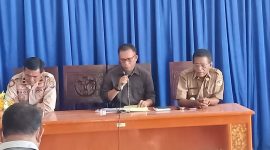 Kepala Kantor Kemenag Sikka Herman Yoseph Reda Lete memimpin pertemuan terkait kisruh Aliran Gisi, Jumat (19/3) di Aula Kantor Kecamatan Palue (foto: istimewa)