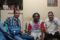 Anggota DPRD Sikka Benediktus Lukas Raja (kanan) saat menyampaikan permohonan maaf kepada dua wartawan di Sikka, disaksikan anggota Humas Kodim Sikka, Senin (22/3)