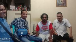 Anggota DPRD Sikka Benediktus Lukas Raja (kanan) saat menyampaikan permohonan maaf kepada dua wartawan di Sikka, disaksikan anggota Humas Kodim Sikka, Senin (22/3)