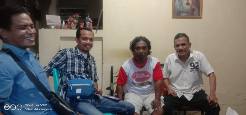 Anggota DPRD Sikka Benediktus Lukas Raja (kanan) saat menyampaikan permohonan maaf kepada dua wartawan di Sikka, disaksikan anggota Humas Kodim Sikka, Senin (22/3)