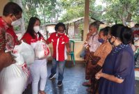 Ketua PKPI Sikka Hildegardis Sunur menyerahkan bantuan sembako kepada para janda di Desa Habi Kecamatan Kangae, Selasa (23/3)