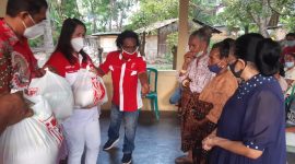 Ketua PKPI Sikka Hildegardis Sunur menyerahkan bantuan sembako kepada para janda di Desa Habi Kecamatan Kangae, Selasa (23/3)