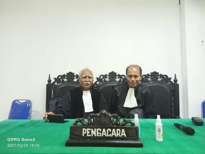 Marianus Gaharpung dan Nico Rihi saat sidang lanjutan kasus dugaan tipikor Puskesmas Bola, Kamis (25/3)
