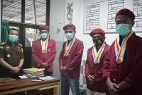 Aktifis PMKRI Maumere pose bersama Kasi Intel Kejari Sikka, Senin (29/3) (foto: istimewa)