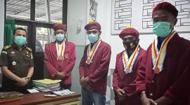 Aktifis PMKRI Maumere pose bersama Kasi Intel Kejari Sikka, Senin (29/3) (foto: istimewa)