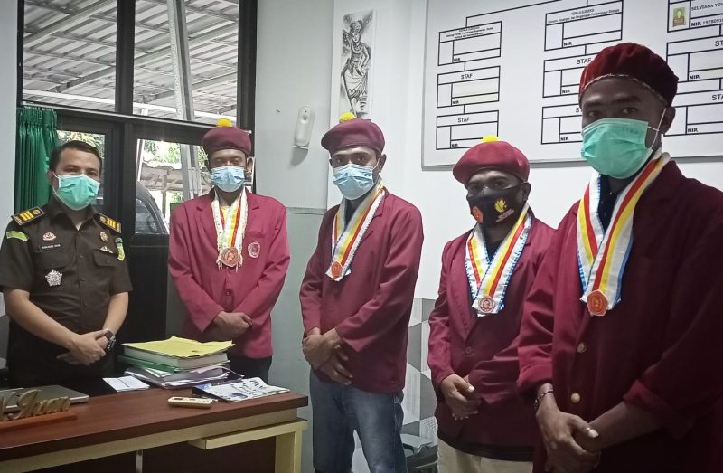 Aktifis PMKRI Maumere pose bersama Kasi Intel Kejari Sikka, Senin (29/3) (foto: istimewa)