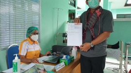 Kepala BPJS Kesehatan Cabang Maumere I Gusti Ngurah Arie Mayanugraha menunjukkan sertifikat telah melaksakan vaksinasi