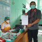 Kepala BPJS Kesehatan Cabang Maumere I Gusti Ngurah Arie Mayanugraha menunjukkan sertifikat telah melaksakan vaksinasi