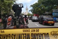 Polisi berjaga-jaga di depan Gereja Katedral Makasar, usai peristiwa bom bunuh diri, Minggu (28/3) (foto: istimewa)