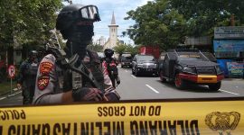 Polisi berjaga-jaga di depan Gereja Katedral Makasar, usai peristiwa bom bunuh diri, Minggu (28/3) (foto: istimewa)