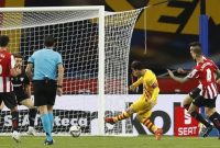 Lionel Messi menjebol gawang Athletic Bilbao pada Final Copa del Rey Spanyol 2021 di stadion La Cartuja di Sevilla, Spanyol, Minggu (18/4) (foto: istimewa)
