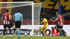 Lionel Messi menjebol gawang Athletic Bilbao pada Final Copa del Rey Spanyol 2021 di stadion La Cartuja di Sevilla, Spanyol, Minggu (18/4) (foto: istimewa)
