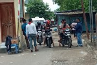Suasana penagihan retribusi di pintu keluar Pasar Alok Maumere, Kamis (1/4)
