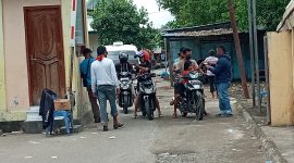 Suasana penagihan retribusi di pintu keluar Pasar Alok Maumere, Kamis (1/4)