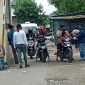 Suasana penagihan retribusi di pintu keluar Pasar Alok Maumere, Kamis (1/4)