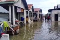 Puluhan runah di Desa Semparong terendam banjir rob, Jumat (2/4) (foto: istimewa)
