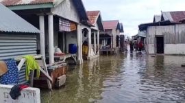 Puluhan runah di Desa Semparong terendam banjir rob, Jumat (2/4) (foto: istimewa)
