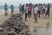 Warga Semparong kerja bakti di bibir pantai, Minggu (4/4) (foto: istimewa)
