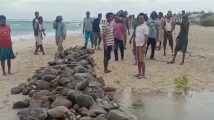 Warga Semparong kerja bakti di bibir pantai, Minggu (4/4) (foto: istimewa)
