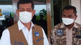 Kepala BNPB Doni Monardo di Bandara Frans Seda Maumere, Senin (5/4)