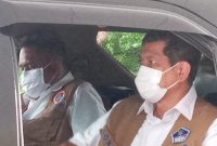 Kepala BPNB Doni Monardo di atas mobil EB 1 menuju Larantuka, Senin (5/4)