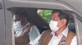 Kepala BPNB Doni Monardo di atas mobil EB 1 menuju Larantuka, Senin (5/4)