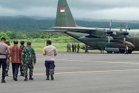 Hercules pengangkut bantuan presiden tiba di Bandara Frans Seda Maumere, Selasa (6/4)