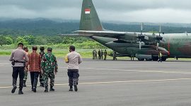 Hercules pengangkut bantuan presiden tiba di Bandara Frans Seda Maumere, Selasa (6/4)