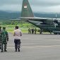 Hercules pengangkut bantuan presiden tiba di Bandara Frans Seda Maumere, Selasa (6/4)