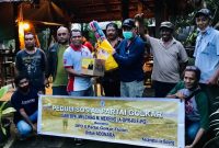 Ketua DPD Partai Golkar Flotim Nani Betan pose bersama Relawan Melchias Mekeng
