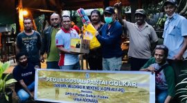 Ketua DPD Partai Golkar Flotim Nani Betan pose bersama Relawan Melchias Mekeng
