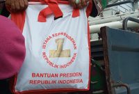 Paket bantuan presiden diangkut dengan KRI 354 Oswald Siahaan dari Pelabuhan Laurens Say Maumere, Rabu (7/4)