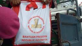 Paket bantuan presiden diangkut dengan KRI 354 Oswald Siahaan dari Pelabuhan Laurens Say Maumere, Rabu (7/4)