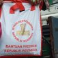 Paket bantuan presiden diangkut dengan KRI 354 Oswald Siahaan dari Pelabuhan Laurens Say Maumere, Rabu (7/4)
