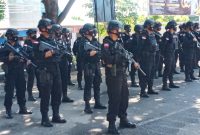 Tim Gegana dan Tim Jindak mengikuti apel pasukan di halaman Mapolres Sikka, Kamis (8/4)