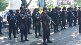Tim Gegana dan Tim Jindak mengikuti apel pasukan di halaman Mapolres Sikka, Kamis (8/4)