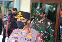 Kapolri Jenderal Listyo Sigit Prabowo keluar dari VIP Bandara Frans Seda menuju pesawat yang akan membawanya ke Larantuka, Kamis (8/4)