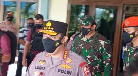 Kapolri Jenderal Listyo Sigit Prabowo keluar dari VIP Bandara Frans Seda menuju pesawat yang akan membawanya ke Larantuka, Kamis (8/4)