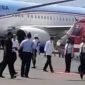Presisen Jokowi tiba di Bandara Frans Seda, langsung menuju helikopter