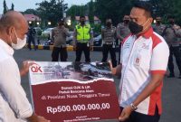 Kepala OJK Robert Sianipar menyerahkan donasi Rp 500 juta secara simbolis, Jumat (9/4)