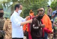 Presiden Jokowi mengenakan jaket merah miliknya kepada Frans Atawolo, Jumad (9/4) (foto: istimewa)