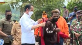 Presiden Jokowi mengenakan jaket merah miliknya kepada Frans Atawolo, Jumad (9/4) (foto: istimewa)