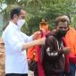 Presiden Jokowi mengenakan jaket merah miliknya kepada Frans Atawolo, Jumad (9/4) (foto: istimewa)