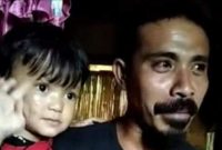 Selo, bocah yang  selamat dari banjir bandang dan longsor, sedang digendong ayahnya (foto: istimewa)