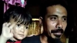 Selo, bocah yang  selamat dari banjir bandang dan longsor, sedang digendong ayahnya (foto: istimewa)