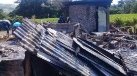 Bekas kebakaran di Dusun Mageloo Desa Reroroja, Minggu (11/4) dinihari (foto: istimewa)