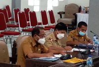 Asisten 3 Setda Sikka Robertus Ray dan Kabag Umum Bernadus Absalon Parera saat RDP bersama DPRD Sikka, Senin (12/4) 