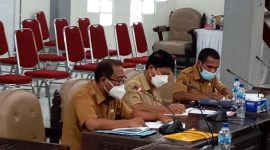 Asisten 3 Setda Sikka Robertus Ray dan Kabag Umum Bernadus Absalon Parera saat RDP bersama DPRD Sikka, Senin (12/4) 