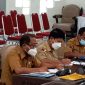Asisten 3 Setda Sikka Robertus Ray dan Kabag Umum Bernadus Absalon Parera saat RDP bersama DPRD Sikka, Senin (12/4) 